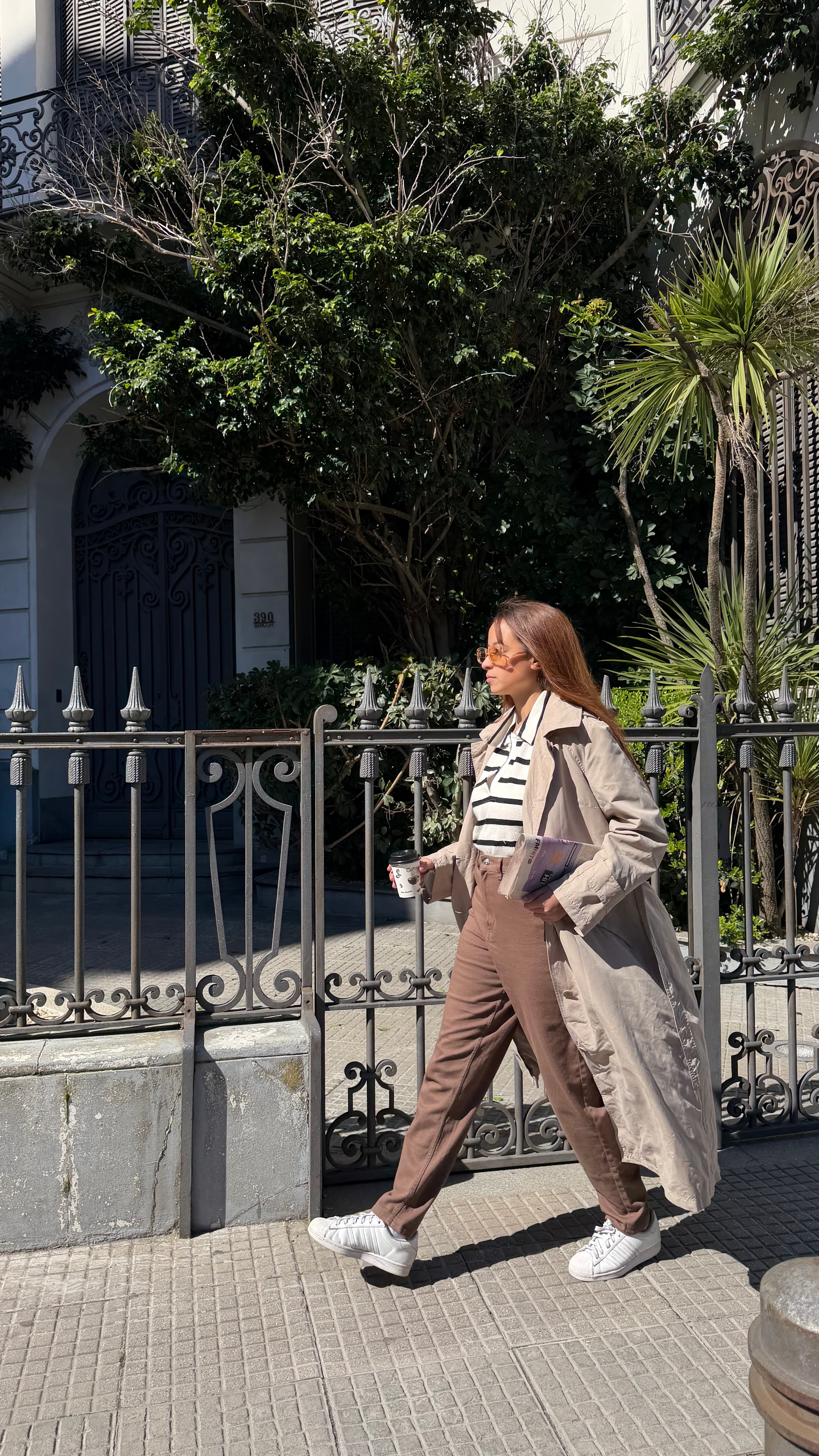 Look second hand con trench y pantalón en Montevideo